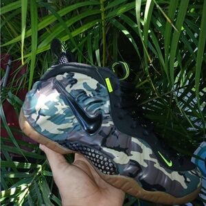 Nike Foamposite camo army green size 9